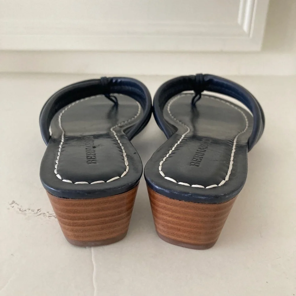 Bernardo Anthropologie Miami Demi Navy Blue Leather Thong Sandals Sz 8.5 - Picture 5 of 7